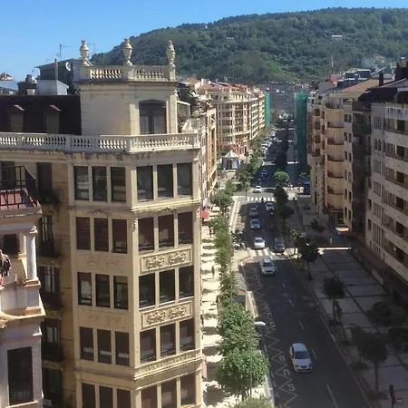 Decor En Gros Con Vistas Al Rio San Sebastian
